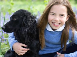 シャーロット王女が７歳に、愛犬との２ショット写真に反響