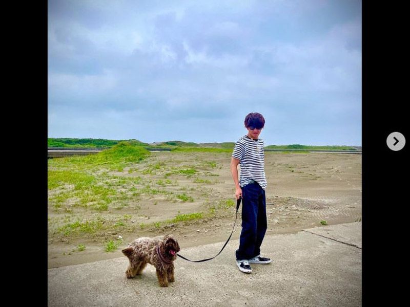 木村拓哉、愛犬と一緒に海で解放感を満喫 「Kōki,ちゃんも海に行ってた」の画像1