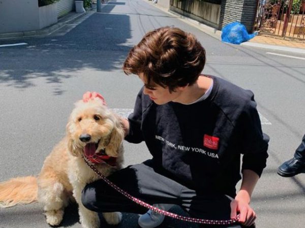 宮沢氷魚、愛犬の頭を撫でる写真を公開で「私も犬になりたい！」