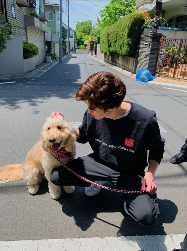 宮沢氷魚、愛犬の頭を撫でる写真を公開で「私も犬になりたい！」の画像1