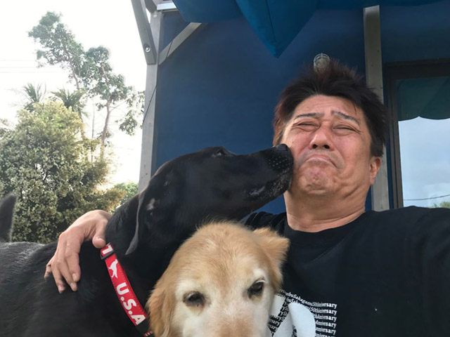 坂上忍、闘病中のパグゾウに寄り添う愛犬の姿に感動の声 「涙が出る」の画像1