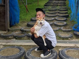 アキナ・山名、愛犬の柴犬が”犬見知り”全開の写真を公開