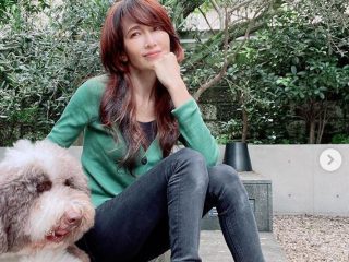 工藤静香、愛犬に「怖い怖い」 水遊びではしゃぐ動画を公開