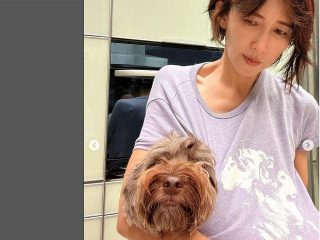 工藤静香、愛犬がTシャツの中にスッポリ　「雷が怖いアム」