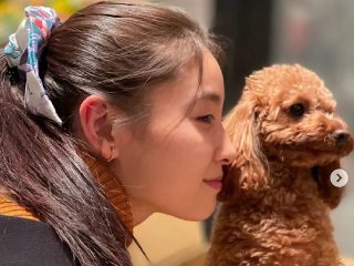 土屋太鳳、実家の愛犬の“笑顔写真”を公開　姉弟でトイプーにデレデレ