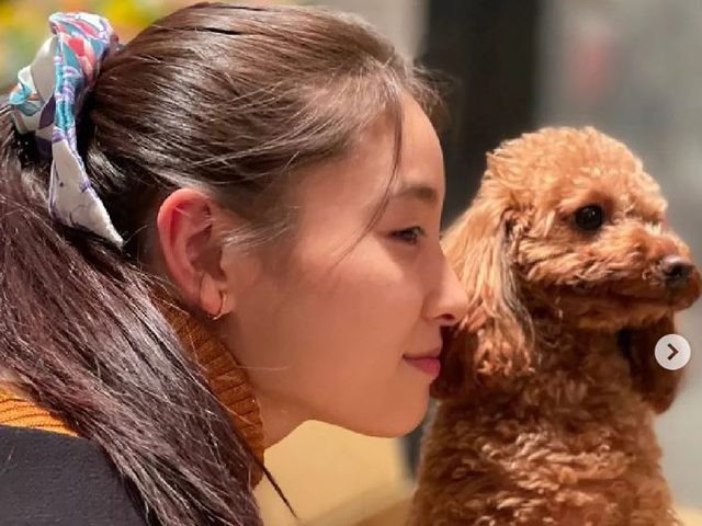 土屋太鳳、実家の愛犬の笑顔写真を公開　姉弟でトイプーにデレデレの画像1