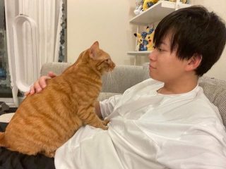 松丸亮吾と愛猫リドは見つめ合いでコミュニケーション？